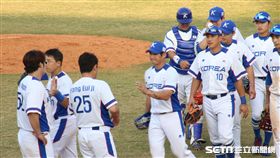 ▲內野手吳智煥賽後與韓國隊隊友擊掌。（圖／記者蕭保祥攝影）