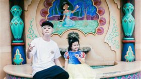 包貝爾跟3歲女兒「餃子」。(翻攝微博)