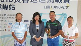 霧峰球場董事長廖紫岑（左2）與3組冠軍球員張國瑞（左）、蔡宗成及江語葳合影。（圖／TSPGA提供）