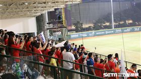 ▲引尼台灣僑胞湧進GBK球場幫台灣中華隊加油。（圖／記者蕭保祥攝影）