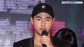 吳宗憲帶著兒子吳睿軒開記者會道歉，譴責吳睿軒愚蠢外還是無奈，要兒子退出影劇圈。（記者邱榮吉/攝影）