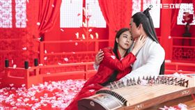 吳慷仁與周曉涵浪漫互動，演繹《烈火如歌》中絕美浪漫的武俠世界。（圖／艾玩天地）