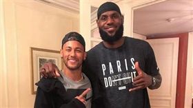 詹皇、內馬爾相見歡！網譏：假摔兄弟
詹姆士,內馬爾,假摔
https://www.instagram.com/p/BnHOMo_DGrk/?hl=zh-tw&taken-by=neymarjr