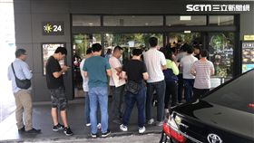 大麥克買一送一，麥當勞湧排隊人潮，圖／記者葉炴庭攝影