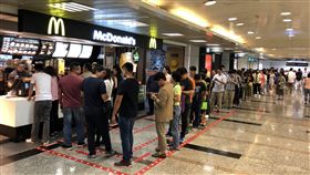 大麥克買一送一  速食店爆人潮為慶祝台灣羽球選手戴資穎亞運摘金，速食店麥當勞31日推出單點大麥克買一送一活動，吸引大批人潮排隊購買。中央社記者吳家昇攝  107年8月31日