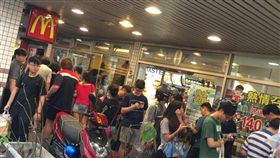 麥當勞,買一送一,騎樓,災情,499之亂,排隊,／翻攝自爆怨公社