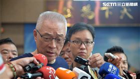 鄺麗貞登記參選台東縣長　吳敦義：可能被運作前台東縣長鄺麗貞委託登記參選台東縣長，恐衝擊藍營選情。國民黨主席吳敦義（前左）1日上午出席中央助選團誓師典禮後受訪指出，鄺麗貞不是自己登記，有人質疑可能「被運作了」，或是被偽造，正深入了解。中央社記者孫仲達攝　107年9月1日