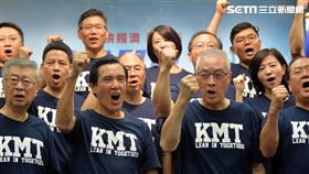 國民黨中央助選團成軍（2）中國國民黨1日在黨中央舉行2018中央助選團成立誓師記者會，由黨主席吳敦義（前右2）擔任團長、前總統馬英九（前左2）擔任名譽團長，宣告助選團正式成軍。中央社記者孫仲達攝　107年9月1日