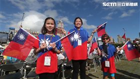 僑民穿國旗裝出席國慶大典從美國維吉尼亞州來的僑民楊小姐（中）10日帶著兩名女兒在總統府府前廣場，穿著國旗裝出席中華民國中樞暨各界慶祝106年國慶大會。中央社記者徐肇昌攝  106年10月10日