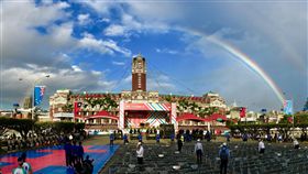 雙十國慶  清晨總統府見彩虹中華民國中樞暨各界慶祝106年國慶大會10日在總統府府前廣場舉行，清晨一道彩虹出現在總統府上方。中央社記者孫仲達攝  106年10月10日