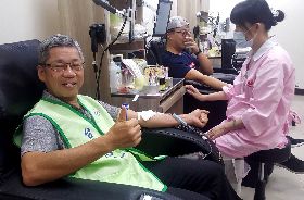 捐血送台電特製冰棒　馬公捐血站湧人潮