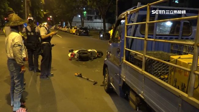 義警騎車左切！貨車來不及剎直撞上