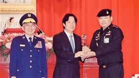 警大82週年校慶　賴清德頒獎給傑出校友行政院長賴清德（中）1日出席中央警察大學82週年校慶活動，頒獎給多位警大傑出校友，表彰在各領域包括犯罪偵防、跨國警力合作的貢獻。中央社記者邱俊欽桃園攝　107年9月1日