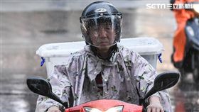 大雨、下雨、雷雨、梅雨、午後雷陣雨、撐傘。 （圖／記者林敬旻攝）