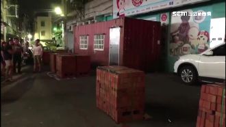 地主「堆磚封路」　住戶過不去控路霸