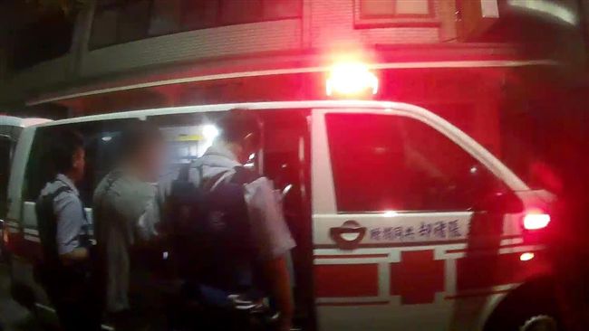 與妻口角躲水塔鬧割腕　警辣椒水解圍