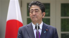 日本首相安倍晉三日本首相安倍晉三7日於華府表示，他相信美國總統川普會在「川金會」期間提出日人遭北韓綁架的問題。中央社記者鄭崇生華盛頓攝　107年6月8日