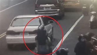 妙齡女遭噁男襲臀　騎士幫追百米逮人