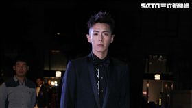 柯震東以一襲西裝帥氣登場。（圖／記者邱榮吉攝影）