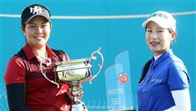 喬雷達（左）與侯雨薔分獲職業及業餘組冠軍。（圖／TLPGA提供）