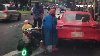 機車對撞刮保時捷　騎士有默契落跑