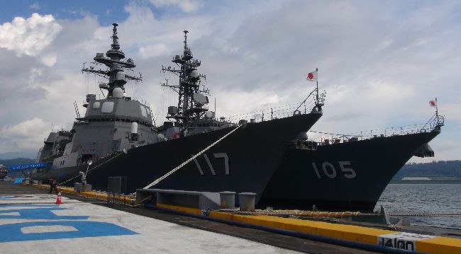 日本海上自衛隊有「準航母」之稱的加賀號護衛艦，在秋月級護衛艦涼月號及村雨級護衛艦電號的護航下，抵達前美國海軍基地蘇比克灣。左為涼月號、右為電號