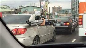 水管,車陣,砲管,爆廢公社　圖／翻攝自臉書爆廢公社