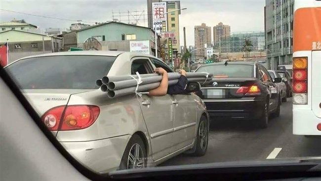 猛男車陣扛巨根防三寶　網笑：自走砲