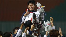 ▲韓國隊友將孫興慜高高拋起。（圖／美聯社／達志影像）