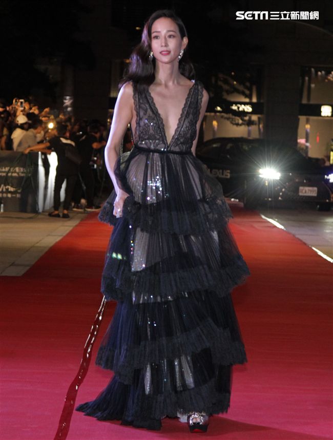 張鈞甯深V性感艷壓全場。（記者邱榮吉/攝影）