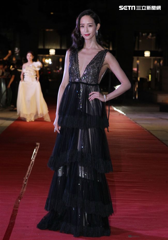 張鈞甯深V性感艷壓全場。（記者邱榮吉/攝影）