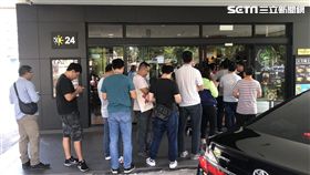 大麥克買一送一，麥當勞湧排隊人潮，圖／記者葉炴庭攝影