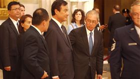 致敬馬侃　蘇嘉全於美國會鞠躬致意立法院長蘇嘉全（中）在駐美代表高碩泰（右）陪同下，31日下午現身美國國會，向已故聯邦參議員馬侃的靈柩致敬。中央社記者鄭崇生華盛頓攝　107年9月1日