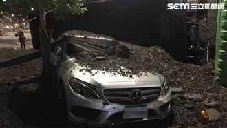 砂石車翻吞賓士　網友驚：瞬間變廢鐵