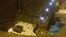 台南,塌陷,掏空,坑洞,車輛翻覆（圖／翻攝畫面）