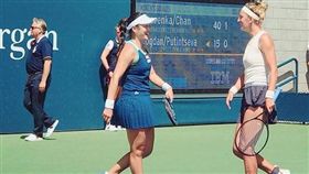 美網女雙32強詹詠然（左）身體不適退賽。（圖／翻攝自詹詠然IG）