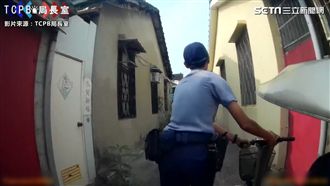 阿伯電動車「顧路」　員警徒步推回家