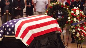 馬侃停靈國會圓頂大廳美國國會31日為已故聯邦參議員馬侃舉行紀念儀式，在此之前，美國史上僅有30位公民獲在圓頂大廳停靈、供人瞻仰的哀榮。中央社記者鄭崇生華盛頓攝　107年9月1日