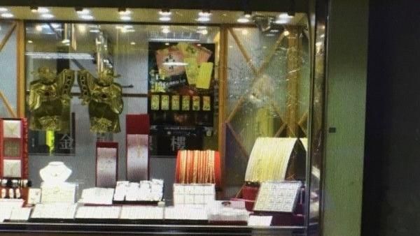 持斧頭鐵鎚搶銀樓　遇強化玻璃踢鐵板