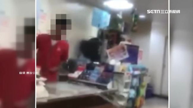 奧客不服勸狂刁難！店員氣到敲破桌