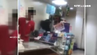 奧客不服勸狂刁難！店員氣到敲破桌
