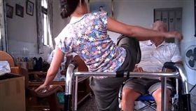 踹人,虐待,老人,外籍看護,印尼看護（圖／翻攝自爆料公社臉書））