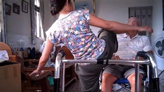 外籍看護狠踹虐翁！網怒批：抓來鞭刑