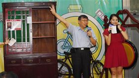 柯文哲拍賣再生櫥櫃台北市環保局2日舉辦再生家具開學季特賣會，台北市長柯文哲（右2）上午擔任拍賣官，拍賣一件再生櫥櫃家具。中央社記者施宗暉攝　107年9月2日