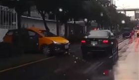 小黃運將一個MOVE開上安全島迴轉，網：當跑跑卡丁車在開？（圖／翻攝爆料公社）