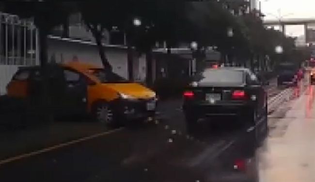 小黃開上安全島迴轉　網驚：是打滑吧
