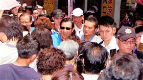 馬英九3度陪同陳學聖掃街拜票前總統馬英九（戴墨鏡者）2日第3度來到桃園市，陪同國民黨桃園市長參選人陳學聖到傳統市場掃街拜票。中央社記者吳睿騏桃園攝　107年9月2日