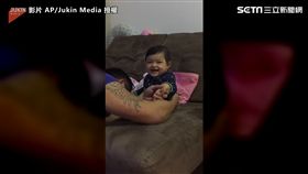 寶寶阻止爸爸剪指甲，逗得爸爸沒輒投降。