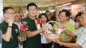 北市長選舉民調  姚文智：後勢看漲民主進步黨台北市長參選人姚文智（前左2）2日在民進黨台北市議員周柏雅（前右2）、阮昭雄（前左）、簡舒培（中白衣者）等人陪同下，到台北市木柵市場拜票；姚文智回答記者民調問題，他表示，民調都有在掌握中，「我們本身在不斷整合、團結下，我認為後勢看漲」。中央社記者郭日曉攝　107年9月2日