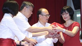 柯文哲主持校長布達暨宣誓典禮（1）台北市長柯文哲（左2）1日上午主持台北市107學年度新（連）任校（園）長布達暨宣誓典禮，並監交印信。右2為台北市教育局長曾燦金。中央社記者吳翊寧攝　107年8月1日